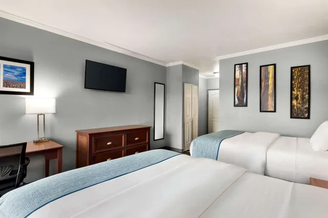 غرفة بسريرين كوين، La Quinta Inn & Suites by Wyndham Dublin 2/5