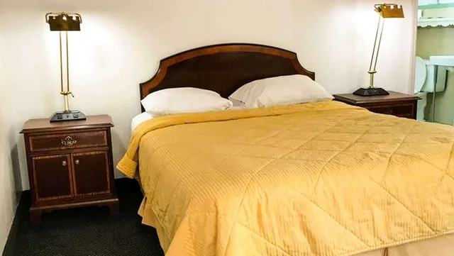 Room, King Bed, Jetted Tub, Relax Inn Motel And Bar 2/4