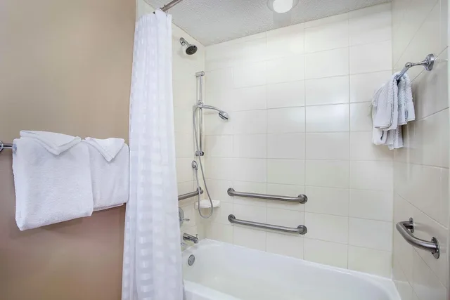 غرفة بسرير كينج مع أريكة لذوي الإعاقة، Embassy Suites by Hilton Lexington UK Coldstream 10/10