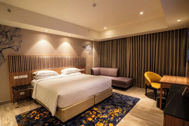 جناح ديلوكس بسرير كينج، Vivanta Kochi Aluva 2/4