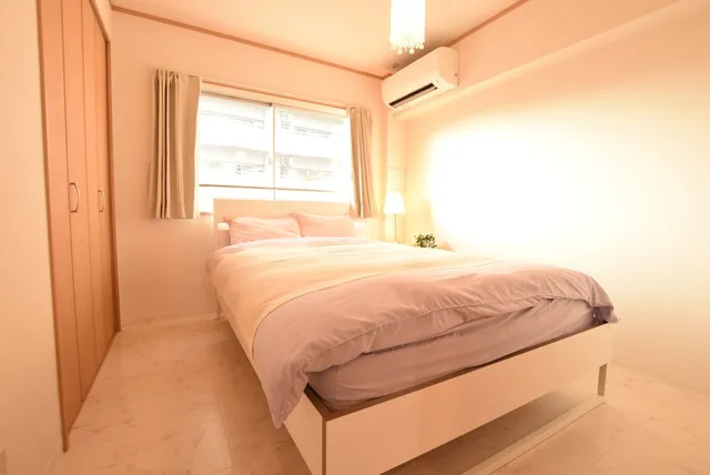 غرفة بسرير مزدوج مع أريكة، Yokoduna Hostel 3/6
