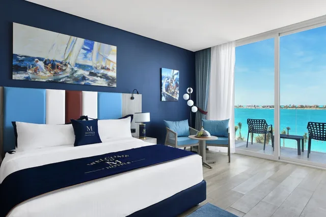 غرفة تنفيذية بسرير كوين بإطلالة على البحر، M Hotels at Porto Marina 2/4