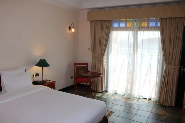 غرفة سوبيريور بسرير كينج بإطلالة على الشاطئ بشرفة، Novotel Al Dana Resort 5/10