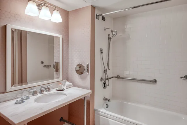 Club, King Bed, Bay View، Sheraton Erie Bayfront Hotel 4/5