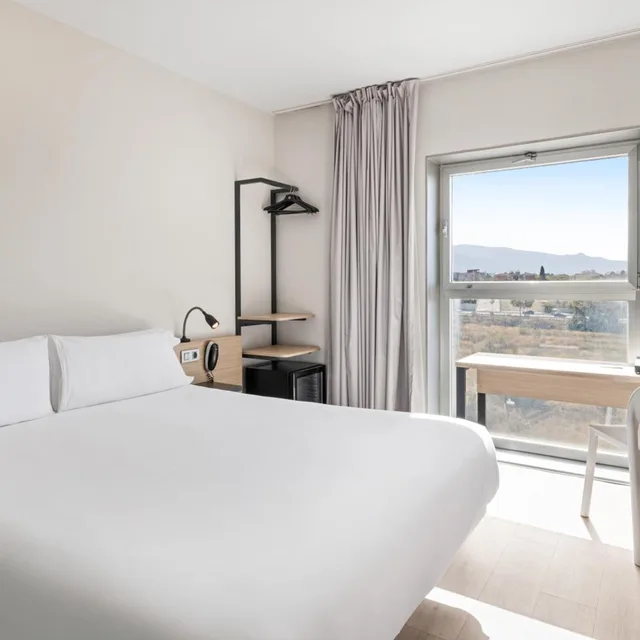 غرفة بسرير مزدوج مع سرير إضافي، B&B HOTEL Granada 2/9