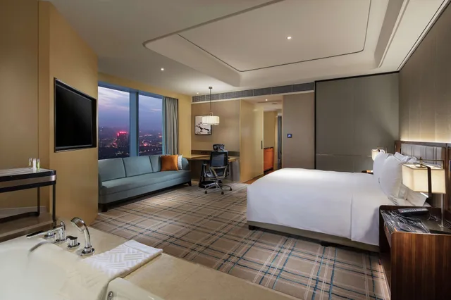 Deluxe, Executive, King Bed, River View, Hilton Fuzhou 7/10