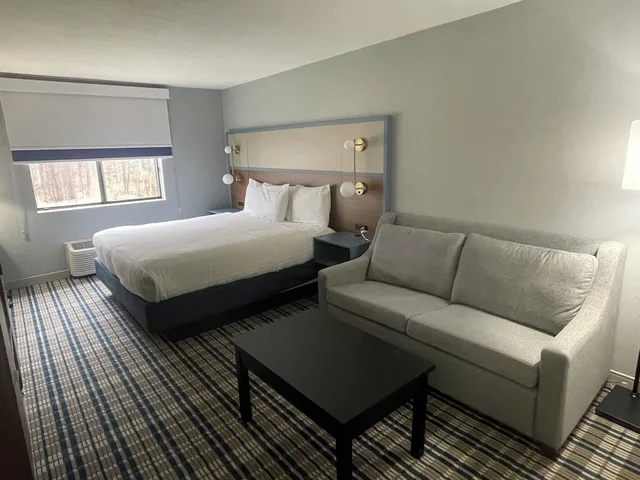 غرفة بسرير كينج، AmericInn by Wyndham Delafield 10/10
