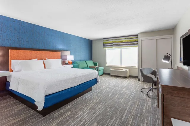 غرفة بسرير كينج مع أريكة، Hampton Inn Sioux Falls 1/3