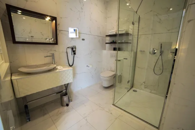 Semi Basement, Triple, Partial View، Notting Hill 3/3