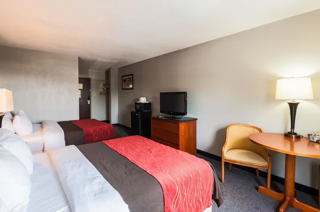 Standard, 2 Queen Beds, Quality Inn Solomons - Beacon Marina 3/4