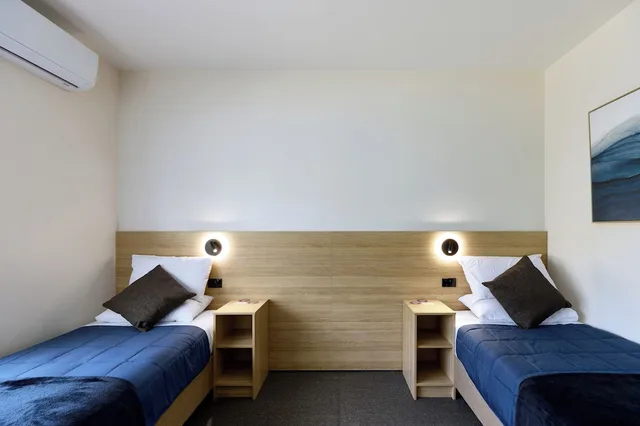 غرفة قياسية بسريرين منفصلين، Inala Hotel 1/3