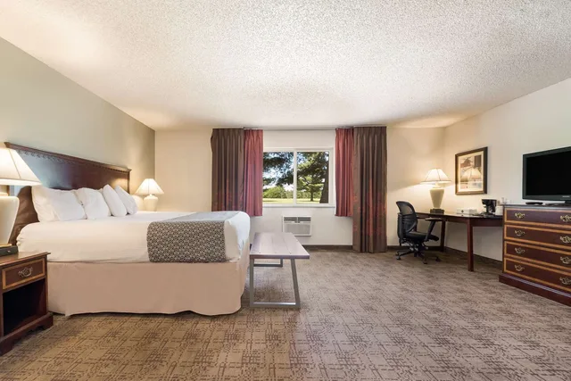 غرفة بسرير كينج مع أريكة بمطبخ صغير، Surestay Hotel By Best Western Thomson 3/4