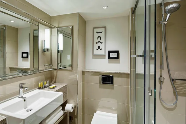 غرفة ديلوكس عائلية بسريرين مزدوجين بشرفة، London Marriott Hotel Regents Park 2/3