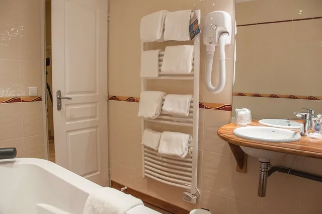 Apartment, 1 Single and 2 Queen Beds, Courtyard View، Kyriad Saint Malo Centre Plage 10/10