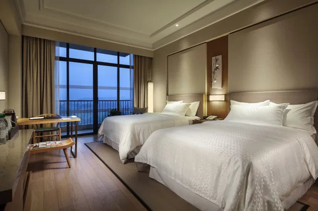 غرفة بسريرين مزدوجين بإطلالة على الجبل بشرفة، Four Points By Sheraton Chengdu Pujiang Resort 2/6