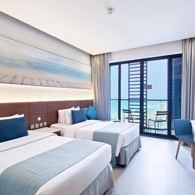 غرفة قياسية بسريرين منفصلين بإطلالة على البحر، Wyndham Garden Ajman Corniche 3/7