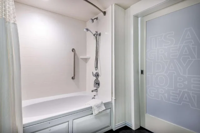 جناح بسرير كينج مع أريكة بحوض جاكوزي لذوي الإعاقة، Hampton Inn & Suites Florence Center 4/4