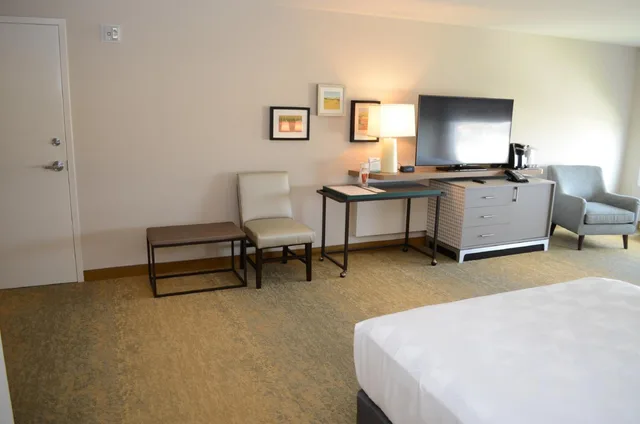 غرفة بسريرين كوين مع أريكة، Holiday Inn Edmonton S Ellerslie Rd 8/9