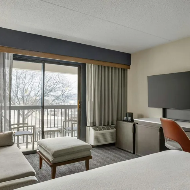 Room, King Bed, Bathtub, Accessible, Courtyard By Marriott Kokomo 2/6