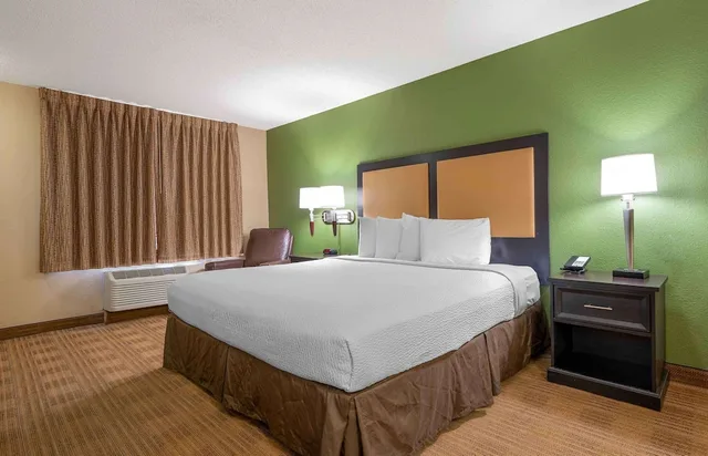 Studio, Queen Bed, Extended Stay America Columbus - Worthington 1/2
