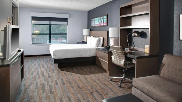 استوديو بسرير كينج بحوض استحمام لذوي الإعاقة، HYATT house Dallas/Uptown 1/1