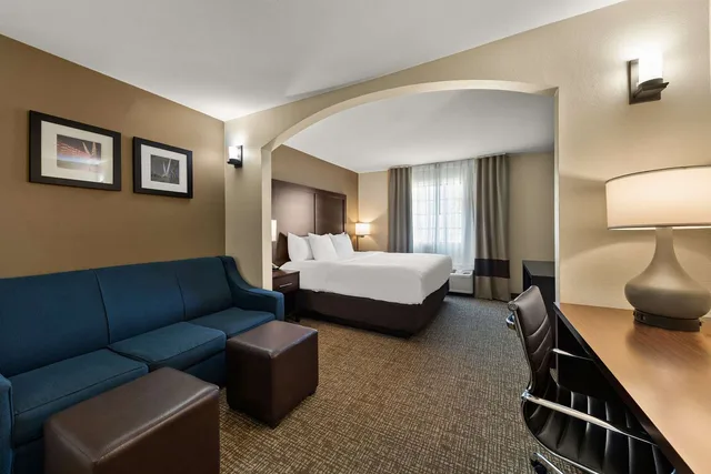 Suite, King Bed, Comfort Inn and Suites Atoka 3/3