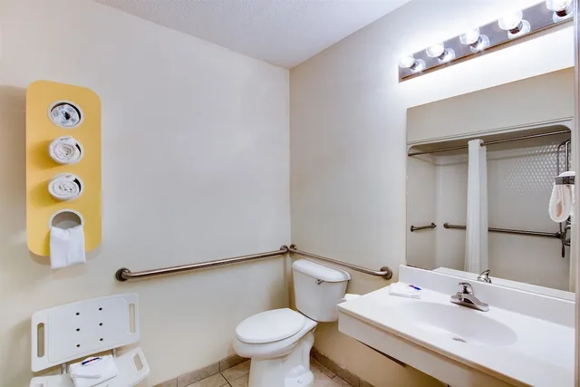 غرفة قياسية بسرير كينج لذوي الإعاقة، Motel6 Hinesville, GA 10/10