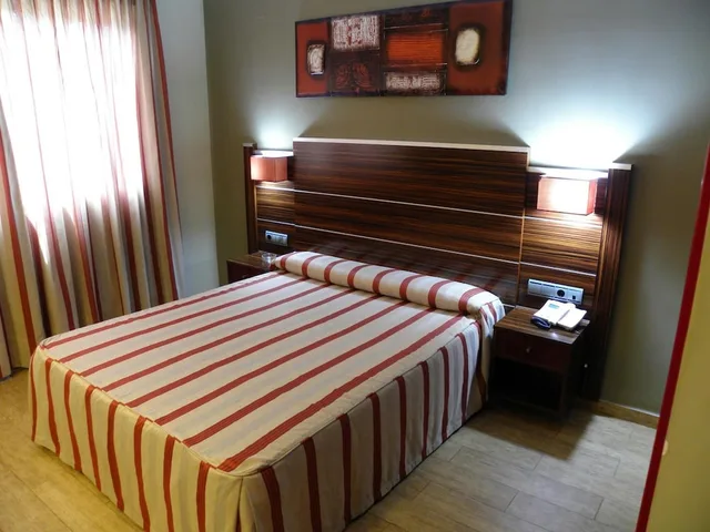 غرفة بسرير مزدوج بإطلالة على الفناء، Hotel Noguera 2/3