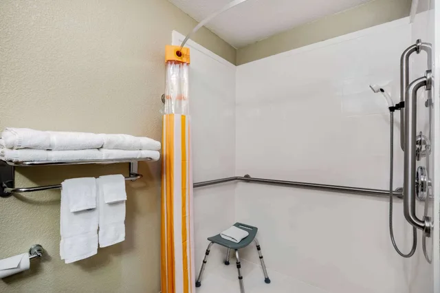 غرفة بسرير كينج لذوي الإعاقة، La Quinta Inn & Suites by Wyndham Emporia 2/2