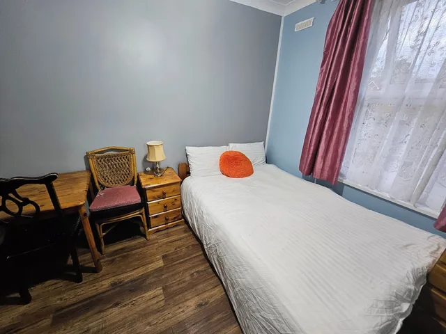 Standard Double Room - Shared، SnoozeDen Wellesley - Near to Slough Station 2/9