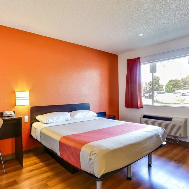 Deluxe, Motel6 Oakland, CA - Embarcadero 4/10