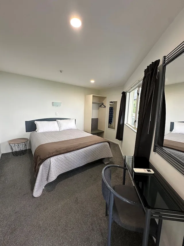 Spa, Deluxe, Suite, King Bed، Baycourt Lakefront Motel 3/10
