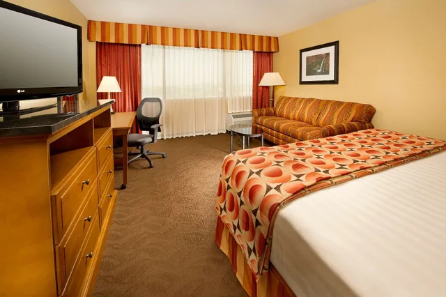 غرفة ديلوكس بسرير كينج مع أريكة، Drury Inn And Suites Phoenix Airport 4/8