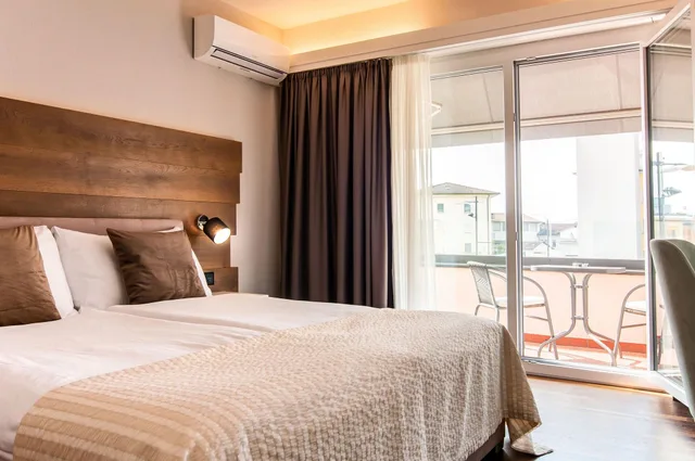 غرفة قياسية ثلاثية بإطلالة على المدينة بشرفة، Polo Inn 1/5
