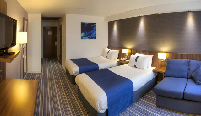 غرفة بسريرين منفصلين مع أريكة لذوي الإعاقة، Holiday Inn Express Edinburgh Airport Ex Quality Edinburgh Airport 1/10
