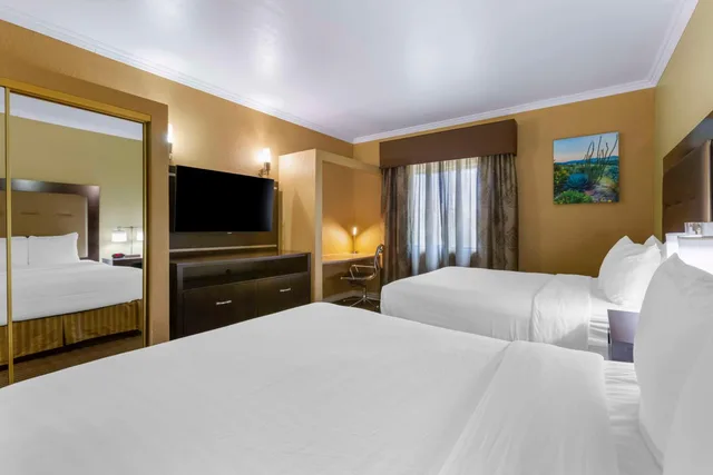 Suite, Queen Bed, Royal Sun Inn & Suites 3/7