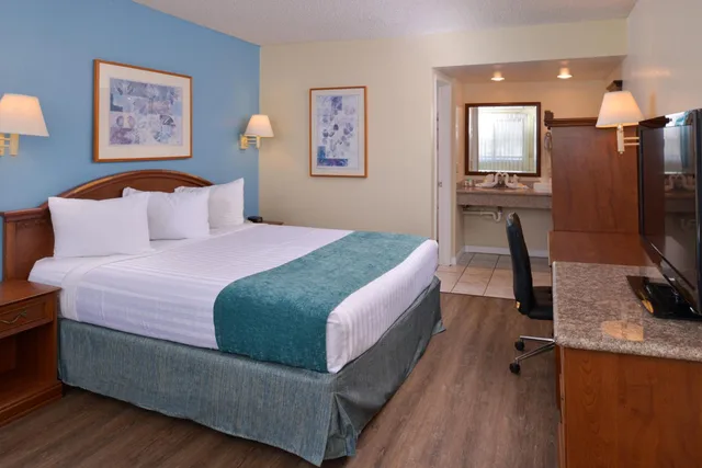 غرفة بسرير كينج بإطلالة، Edgewater Inn And Suites 5/7