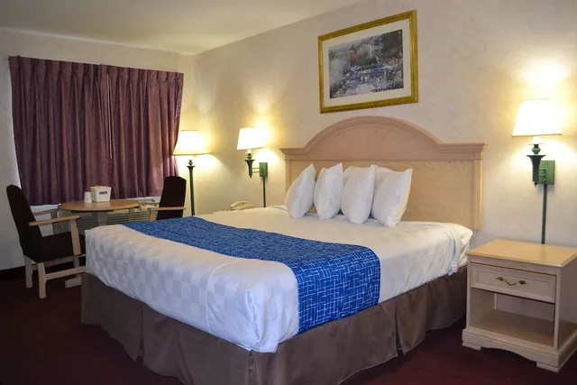 غرفة بسرير كينج لذوي الإعاقة، Travelodge by Wyndham Niagara Falls 1/6
