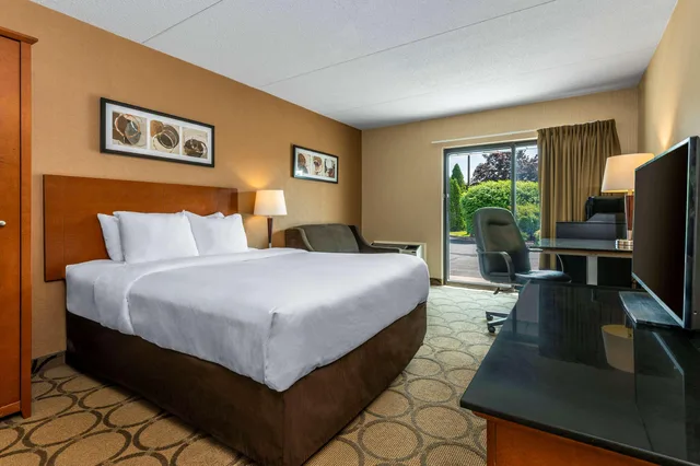 Room, Queen Bed, Comfort Inn Sudbury East 5/10