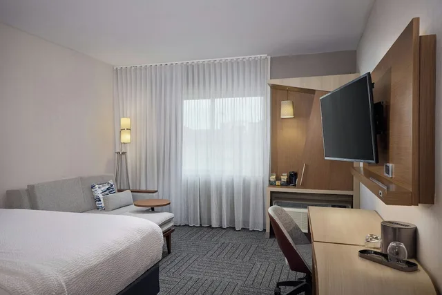 غرفة بسرير كينج مع أريكة، Courtyard Denver Southwest Littleton 1/10