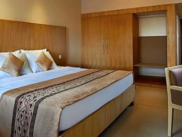غرفة ديلوكس بسرير كينج بإطلالة على البحر، Berjaya Hotel Colombo 1/3