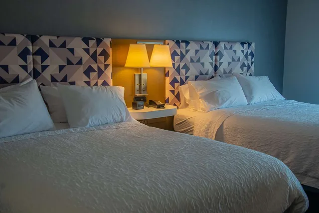 غرفة بسرير كوين بحوض استحمام لذوي الإعاقة، Hampton Inn Wabash IN 1/1