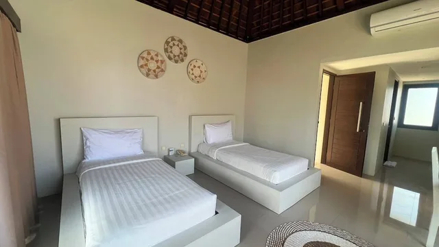 غرفة بسريرين منفصلين بإطلالة جزئية على البحر، Living Asia Resort Spa Lombok 2/2