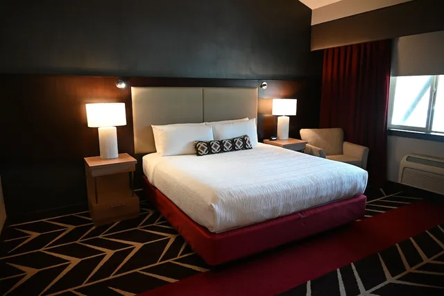 غرفة بريميوم بسرير كينج، Little Creek Casino Resort 1/2