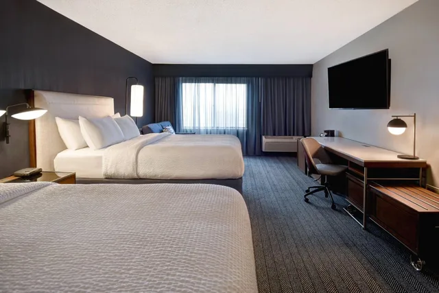 غرفة بسريرين مزدوجين، Courtyard by Marriott Cincinnati Airport 1/5