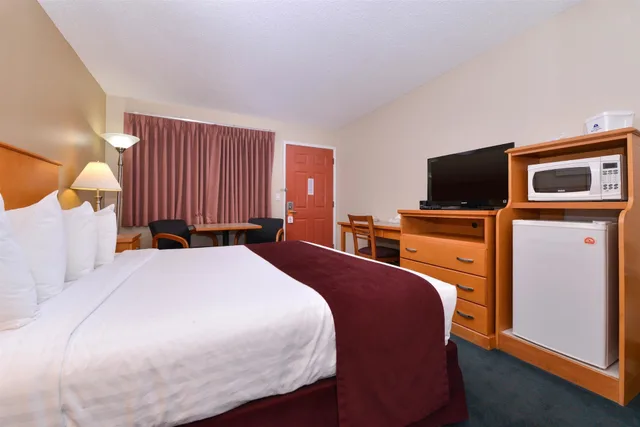 غرفة بسرير كينج يُسمح فيها بالحيوانات الأليفة، Canadas Best Value Inn Suites Vernon 1/6