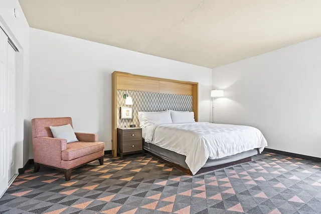 جناح بسرير كينج بمنطقة جلوس، Holiday Inn St. Petersburg West 4/10