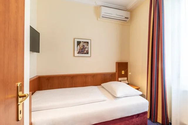 غرفة بريميوم ثلاثية بثلاثة أسرّة بإطلالة على الفناء، Austria Classic Hotel Wien 1/10