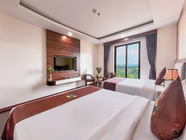 غرفة ديلوكس بسرير كوين وسرير فردي بإطلالة على الحديقة بشرفة، Night Sea Hotel 5/10