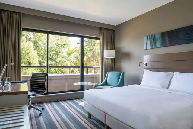 جناح بسرير كينج بشرفة مع دخول الصالة، Radisson Blu Mammy Yoko Hotel Freetown 1/3